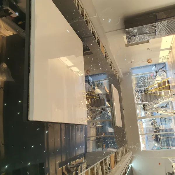 Porównanie sufitu napinanego wykończonego w połysku z sufitem z wykończeniem matowym