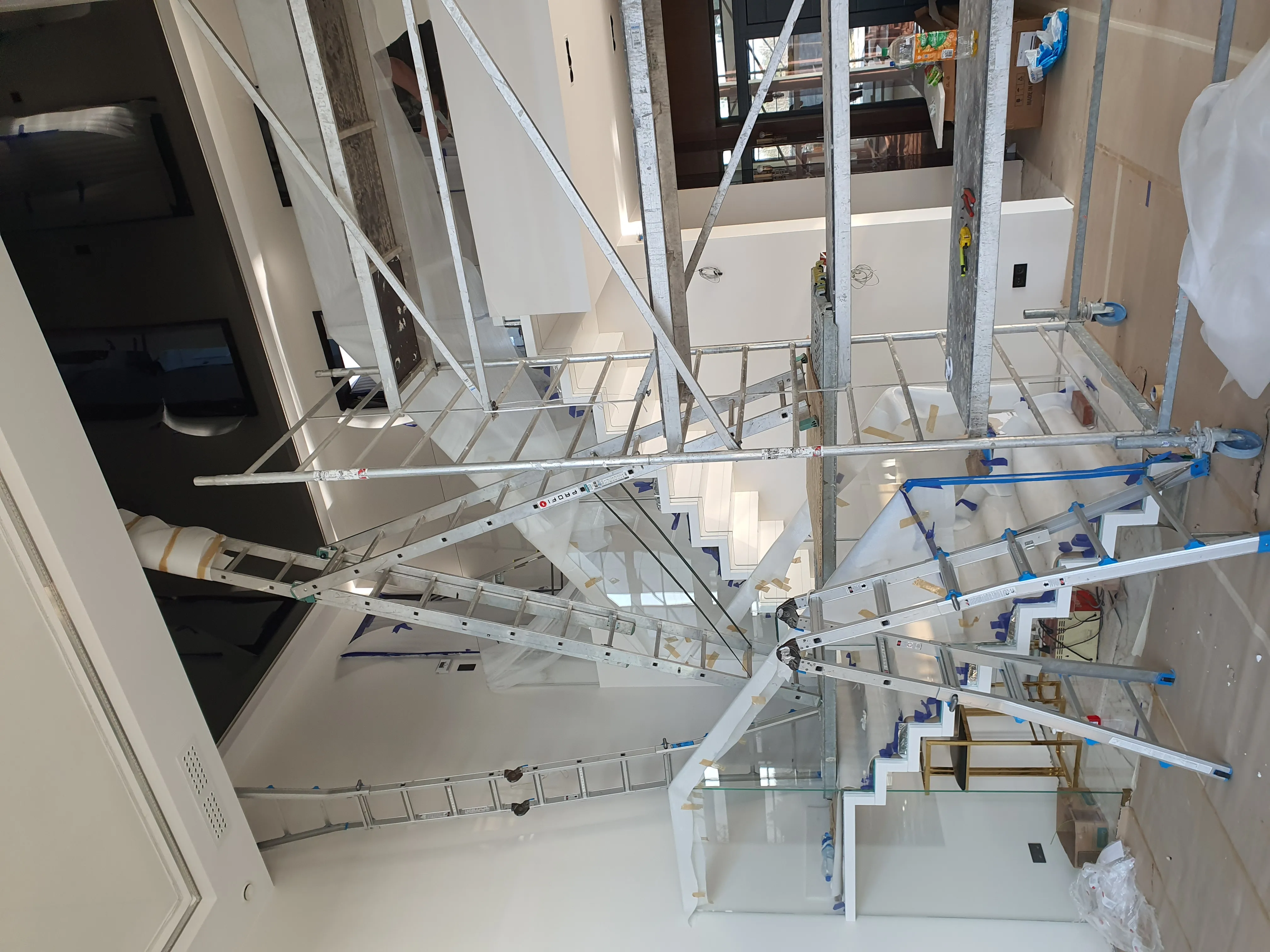 Porównanie sufitu napinanego wykończonego w połysku z sufitem z wykończeniem matowym