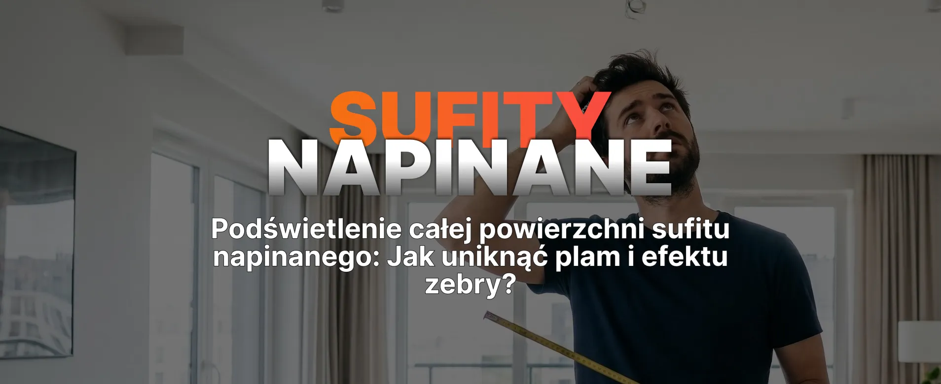 Nowoczesny salon z monochromatycznym sufitem napinanym wykończonym w połysku