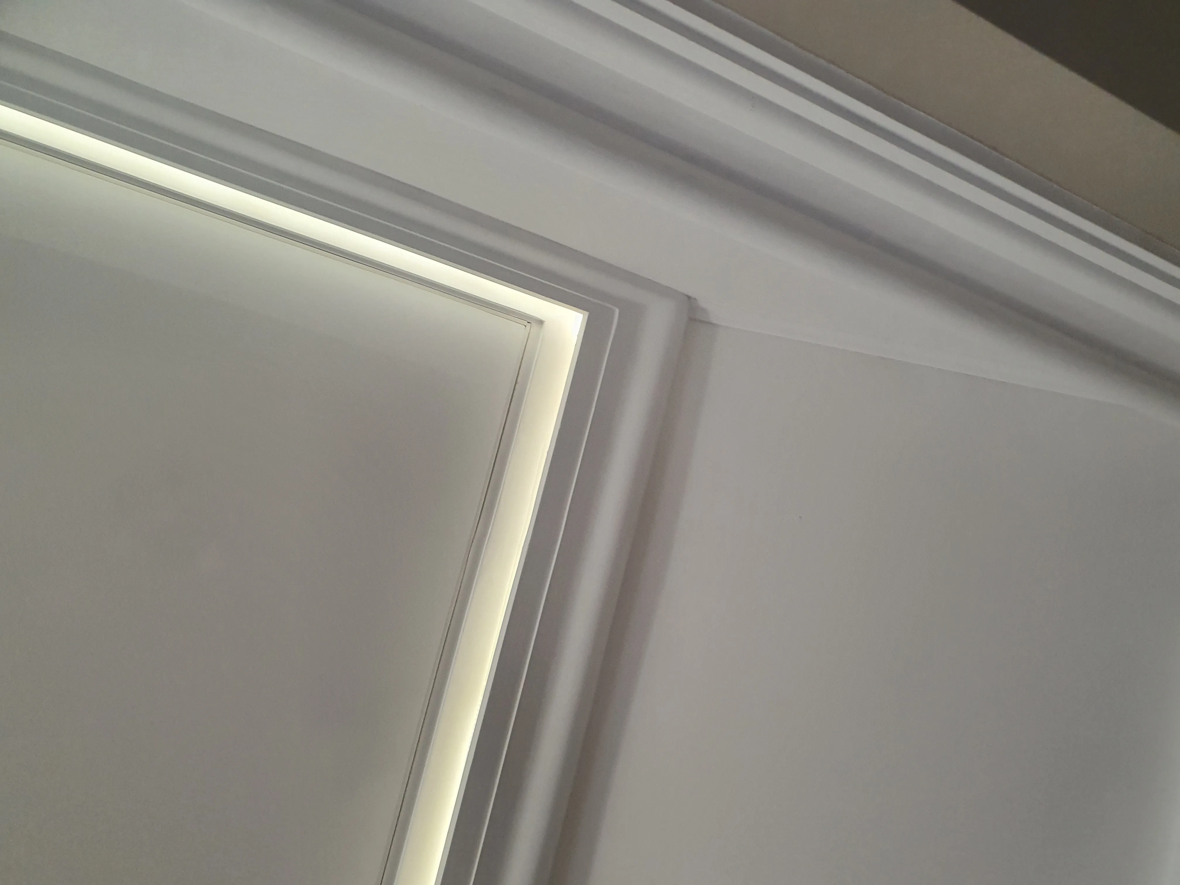 Nowoczesny sufit napinany z liniowym oświetleniem LED bez widocznych ramek montażowych