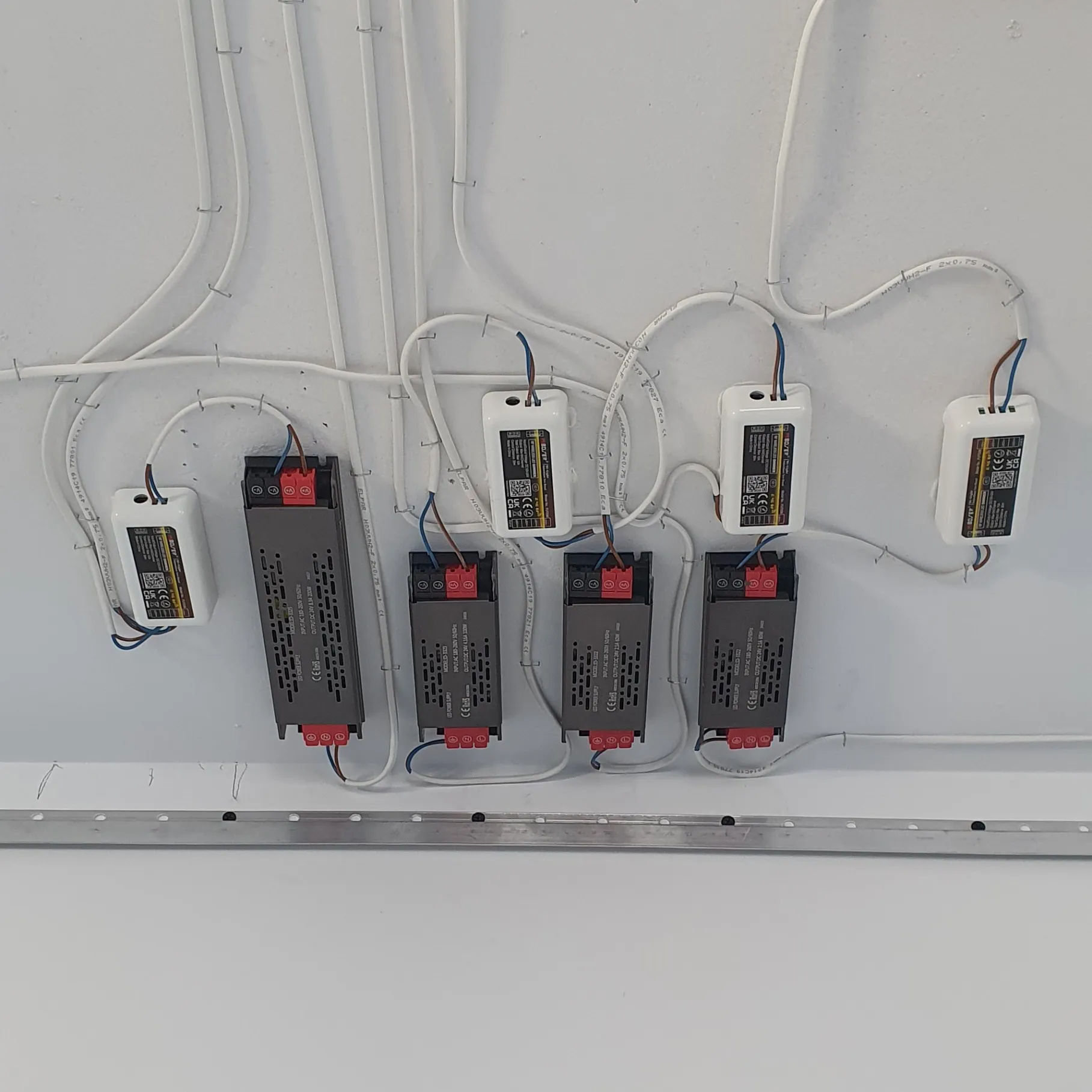 Odpowiednie łatwo dostępne miejsce, w którym zamontowane są zasilacze.