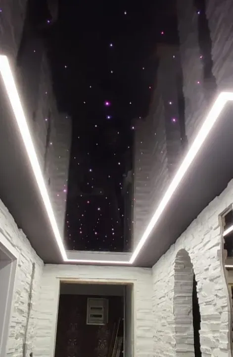 Zdjęcie przedstawia sufit napinany wykonany w macie