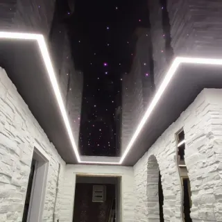 Zdjęcie przedstawia sufit napinany wykonany w macie