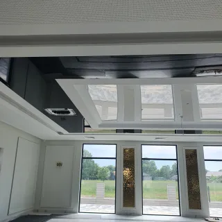 Zdjęcie przedstawia sufit napinany