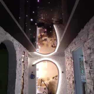 Zdjęcie przedstawia sufit napinany