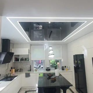 Zdjęcie przedstawia sufit napinany