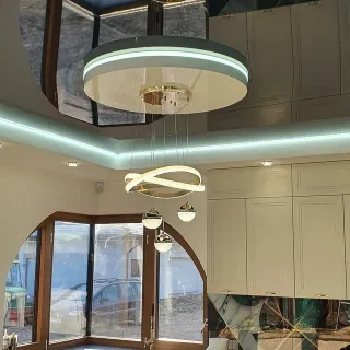 Zdjęcie przedstawia sufit napinany