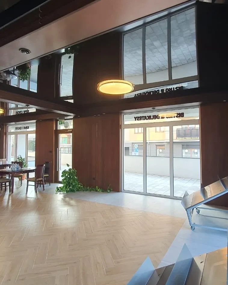 Zdjęcie przedstawia sufit napinany