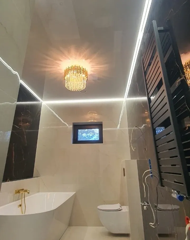 Zdjęcie przedstawia sufit napinany