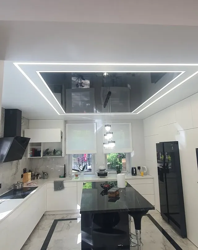 Zdjęcie przedstawia sufit napinany