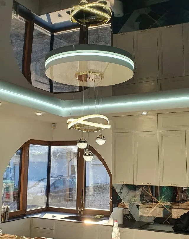 Zdjęcie przedstawia sufit napinany