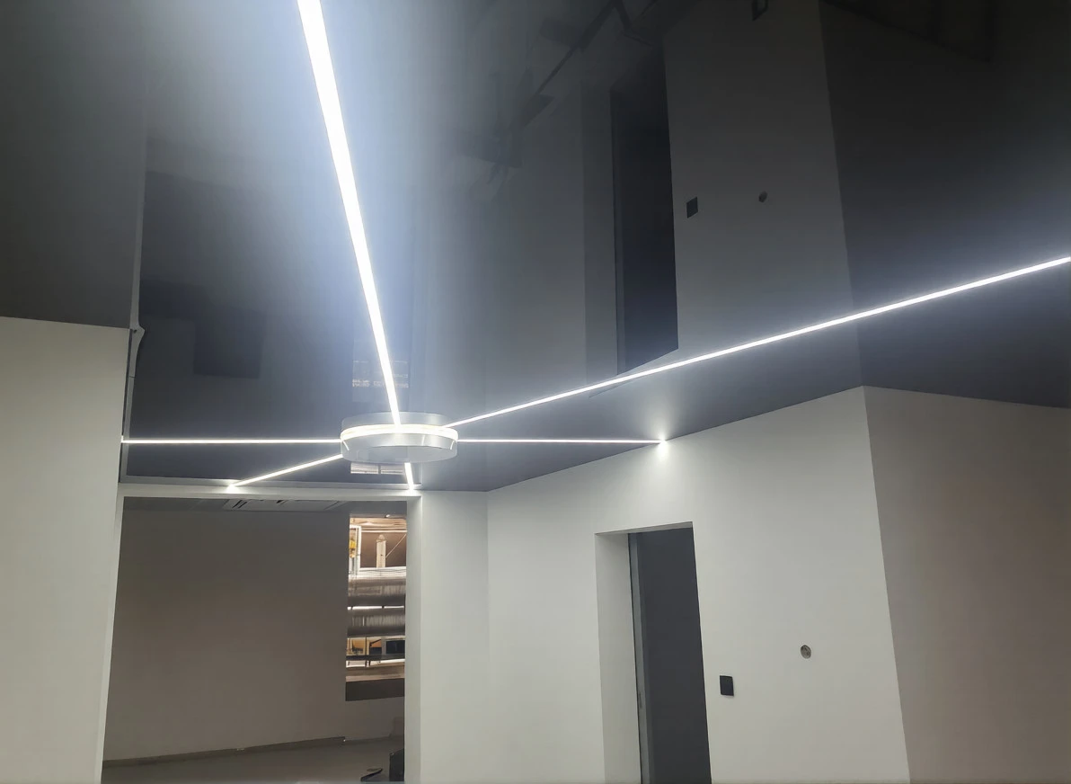 Zdjęcie przedstawia zrealizowany projekt sufitu napinanego z motywem linii