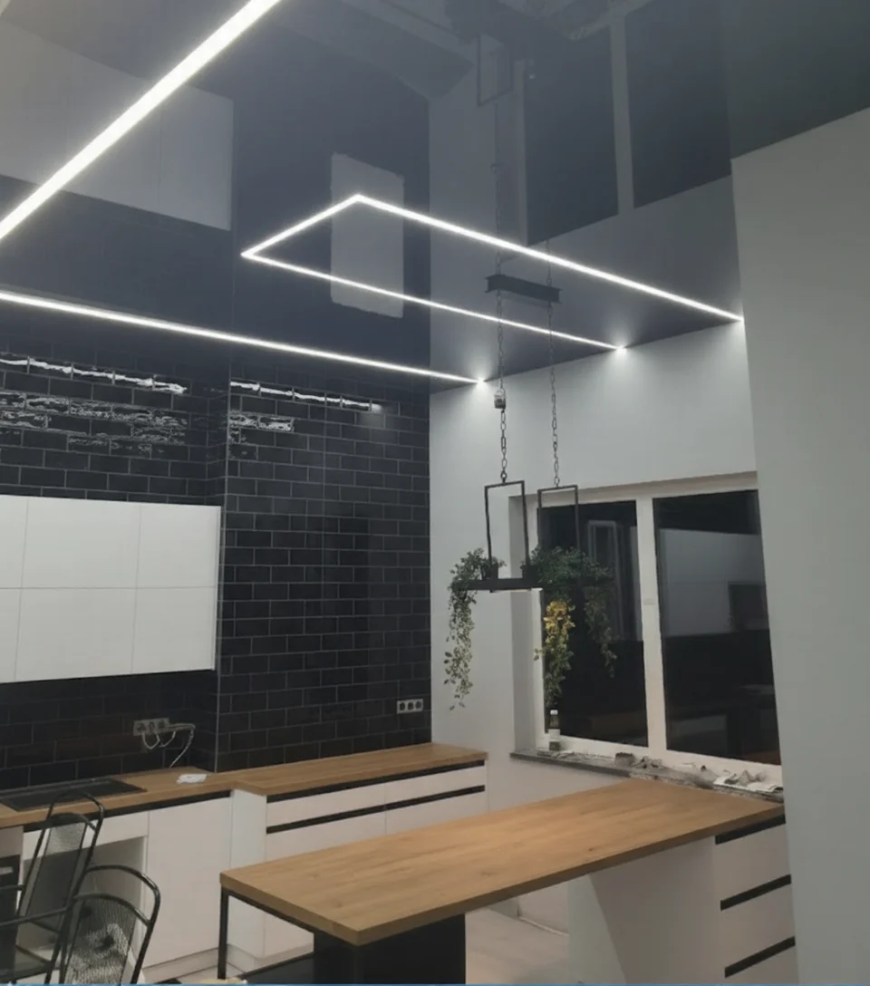 Zdjęcie przedstawia zrealizowany projekt sufitu napinanego z motywem linii