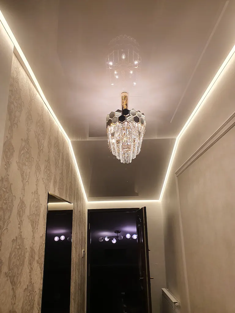 Zdjęcie przedstawią naszą realizację sufitu w połysku w Warce