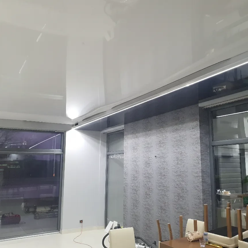 Zdjęcie przedstawią naszą realizację sufitu w połysku w Warce